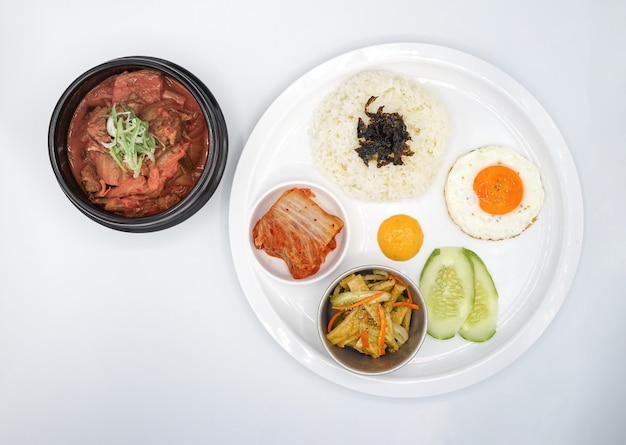 孤立したアジア-韓国料理ランチセット