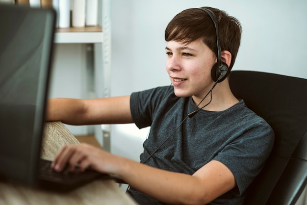 写真 ビデオゲームをしている孤立した少年