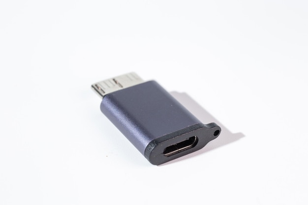 白い背景にHDDアダプターを搭載した暗い灰色の孤立したUSB