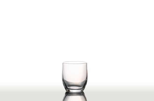 Bicchiere d'acqua vuoto isolato