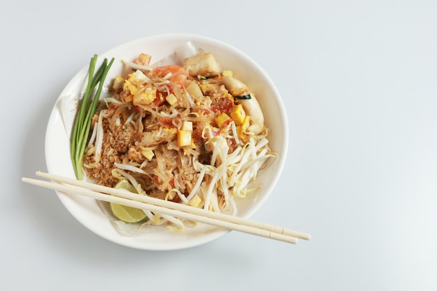 Изолированный Стиль зажаренной лапши тайский с креветками и морепродуктами Таиланд вызывает Pad тайский, стиль Stir-зажаренной лапши тайский на белизне.