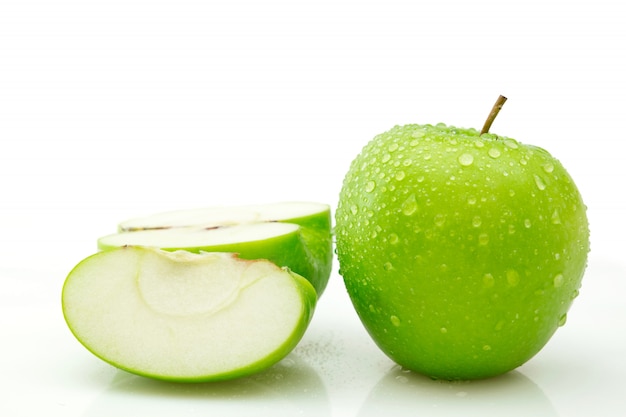 Foto mezzo taglio isolato e ente completo della mela verde su fondo bianco, percorso di ritaglio bagnato della mela