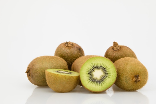 Kiwi isolati del mezzo taglio su bianco.