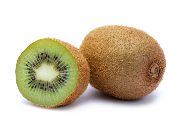 Metà isolata e intero di kiwi maturo su bianco