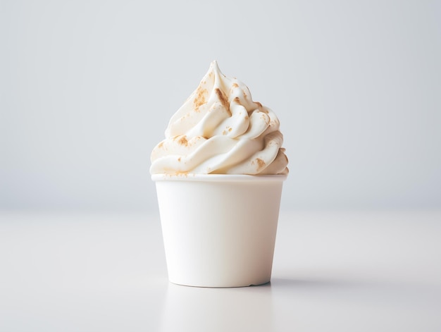 写真 単純な白い背景の上に孤立したアイスクリームコーン
