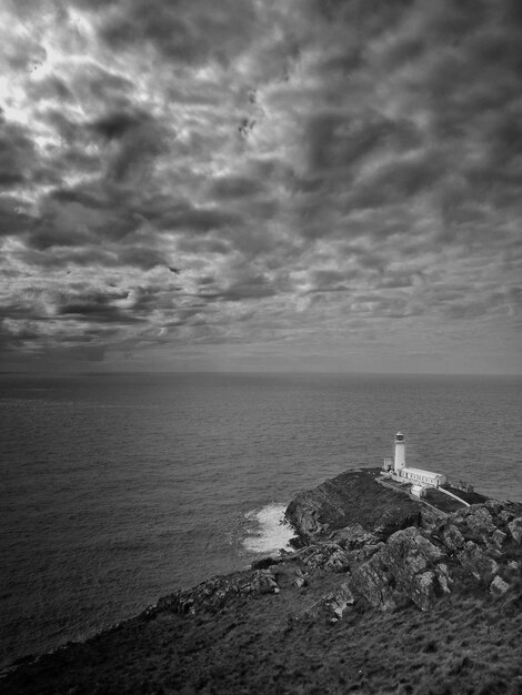 Foto faro isolato con nuvole tempestose a sud del galles, regno unito