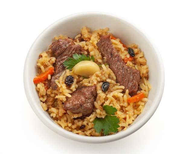 Foto pilaf isolato con carne, carota, aglio e crespino nella ciotola