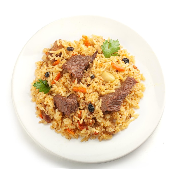 Foto pilaf isolato con carne, carota, aglio e crespino sul piatto