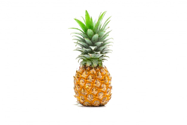 Foto isolato della frutta dell'ananas affettato