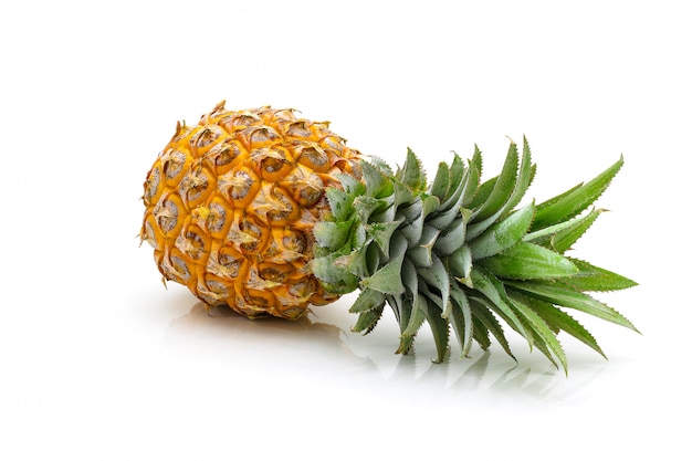 Isolato della frutta dell'ananas affettato