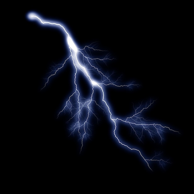 黒い夜の背景に隔離された現実的な電気の雷撃の視覚効果