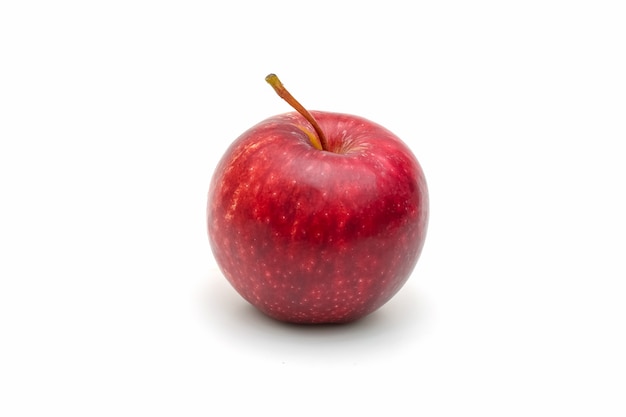 Изолированное красное яблоко нарезанное на белом