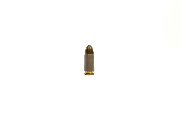 Foto colpo isolato di una cartuccia calibro nove di pistola da guerra militare su sfondo bianco