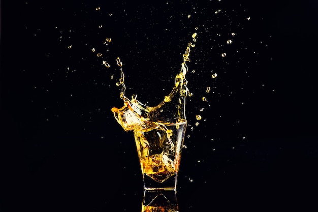 Colpo isolato di whisky con splash