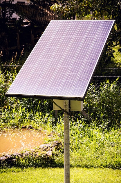 Изолированная солнечная панель Солнечная панель в сельской местности Уникальная старая солнечная панель Солнечная энергия в сельской местности