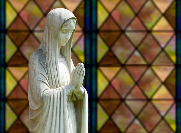 Photo isolated statue of mary against window