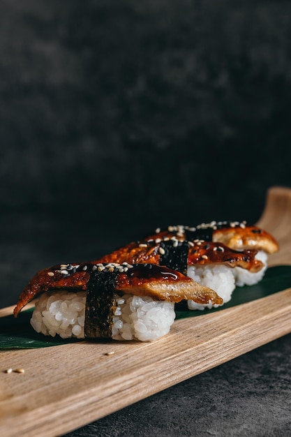 Foto sushi isolato e rotoli su un formato di menu di sfondo scuro a contrasto