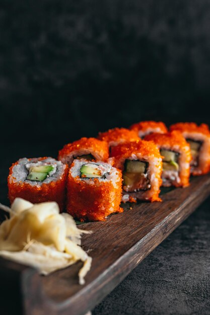 Foto sushi isolato e rotoli su un formato di menu di sfondo scuro a contrasto