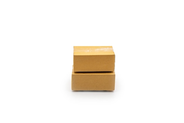 격리된 두 개의 갈색 종이 상자 온라인 쇼핑의 우편 패키지는 구매자에게 배달됩니다. 흰색 배경 클리핑 패스 앞에 있는 스튜디오 조명에서 촬영됩니다.