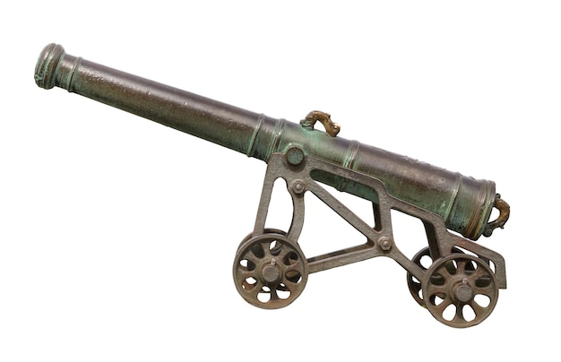 Изолированная старинная португальская пушка с колесами и белым фоном