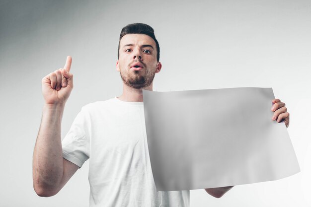 Foto isolato su sfondo bianco l'uomo detiene un poster