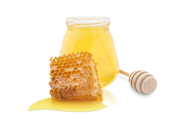 isoleer pot met verse gele honing en honingstok in de buurt