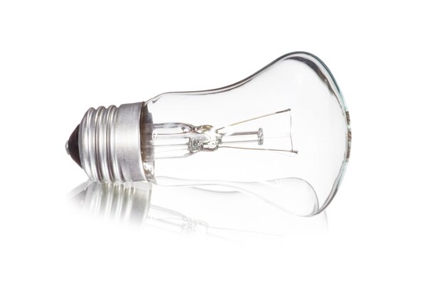 Isoleerde gloeilamp op wit