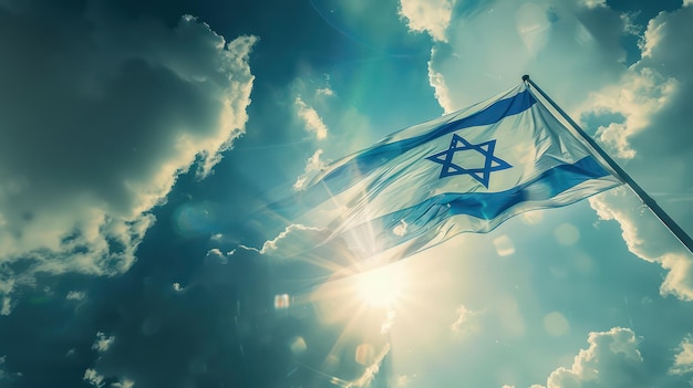 イスラエルの国旗は日が昇る青い空を背景にイスラエルの独立記念日