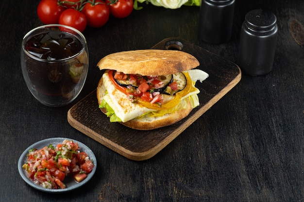 Израильский бутерброд сабич быстрого питания с овощами и яйцами на деревянном фоне вертикально