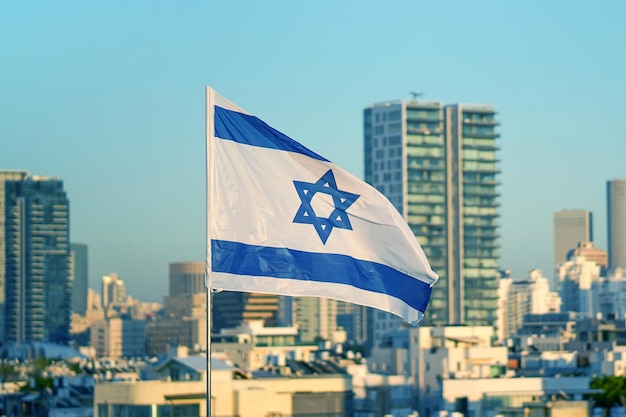 Photo israeli flag on the background of city