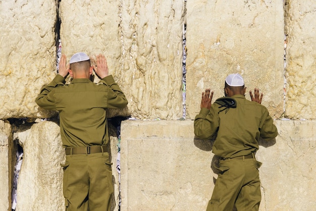 Israëlische leger IDF-soldaten bidden voor vrede bij de Westelijke Muur in de oude stad van Jeruzalem tijdens de oorlog met Hamas in Gaza die leidde tot de dood van burgers gijzeling en humanitaire crisis