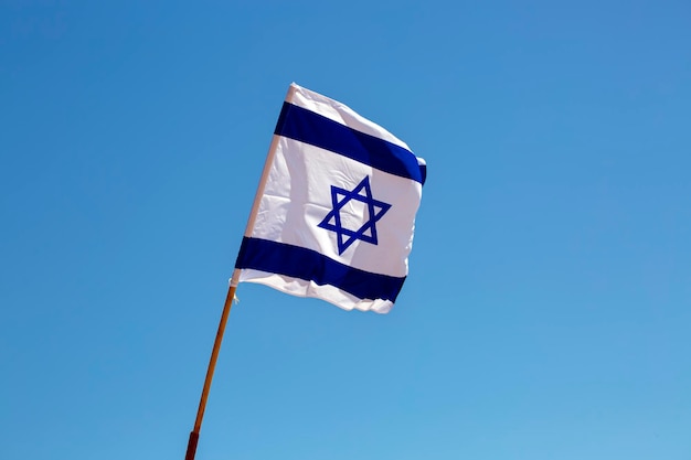 Israëlische vlag tegen blauwe hemelachtergrond Het concept van Israël Onafhankelijkheidsdag Yom Haatzmaut patriottisme Vlag van Israël zwaaien in de wind Nationale staat symbolen en kopieer ruimte voor brede banner