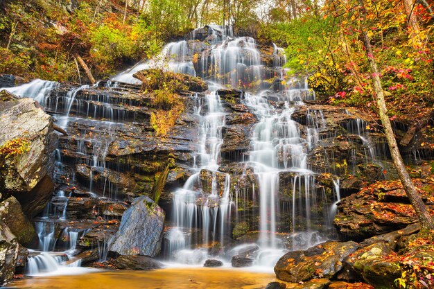Водопад Иссакина во время осеннего сезона в Уолхалле, Южная Каролина