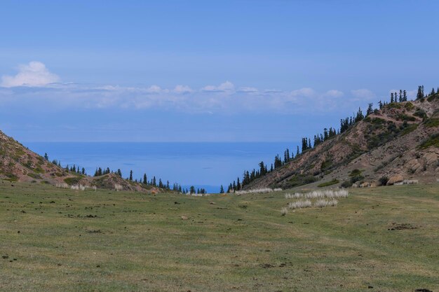 IssykKul meer in Kirgizië Zomer berglandschap Kirgizië bergen