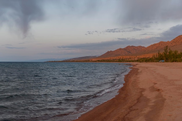 Issykkul meer in kirgizië zomer berglandschap kirgizië bergen