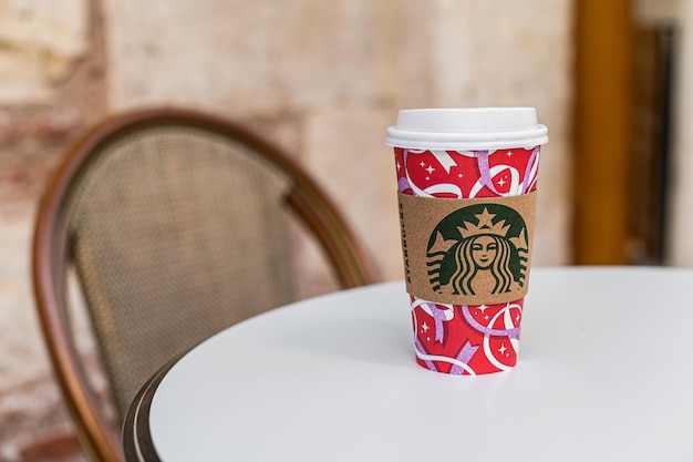 Photo istambul ,turkey - november 18 2021 : a papper cup of starbucks coffee with logo.