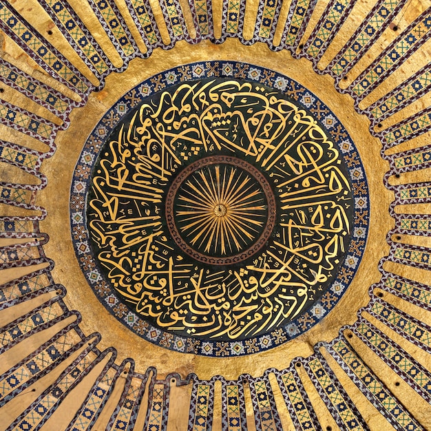 ISTANBOEL, TURKIJE - SEPTEMBER 06, 2014: Hagia Sophia-binnenland op 06 September, 2014 in Istanboel, Turkije. Hagia Sophia is het grootste monument van de Byzantijnse cultuur.