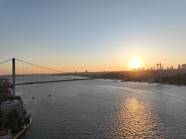Istanbul Bosphorus Bridge en City Skyline op de achtergrond met de Turkse vlag bij Beautiful Sunset Aerial slide orbiting and tracking shot