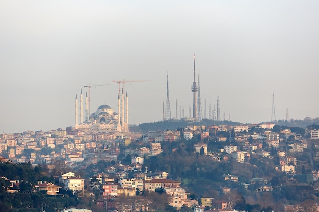 건설 중인 이스탄불 캄리카 모스크 또는 캄리카 테페시 카미이 캄리카 모스크는 소아시아에서 가장 큰 모스크입니다. 터키 이스탄불