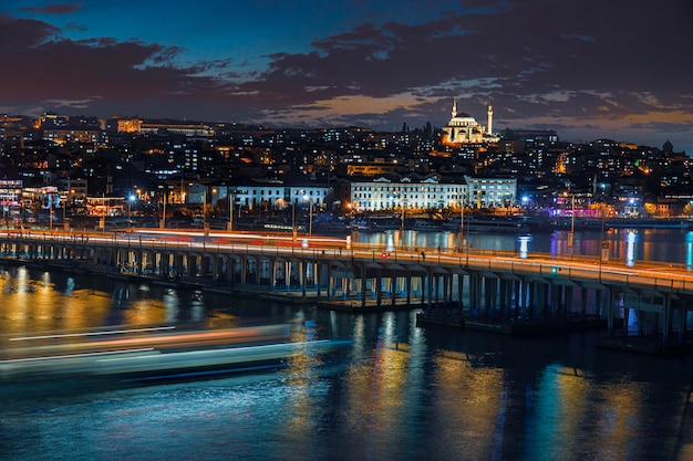 Linea ferroviaria della metropolitana di istanbul e platfrom costruita su halic con splendidi monumenti di istanbul