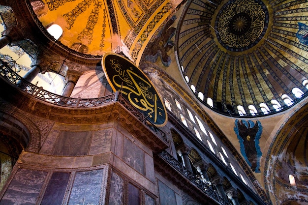 イスタンブール - 11 月 21 日 2013 年 11 月 21 日にイスタンブールのハギア ソフィア モスク ソフィアのインテリア