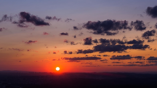 Istanbul skyline met gebouwen silhouet bij zonsondergang