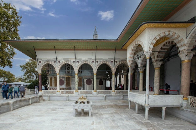 Photo istanbul -topkapi palace is the palace where the ottoman sultans lived and used as the administrative center of the state for 400 years of the ottoman empire.