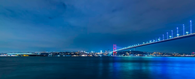 Photo istanbul, turkey. istanbul bosphorus bridge with night landscape.