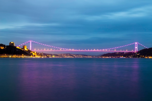 イスタンブールトルコ2015年1月10日FatihSultanMehmet Bridgeビューは、日没のlonx露出画像の間にアジアとヨーロッパを接続します