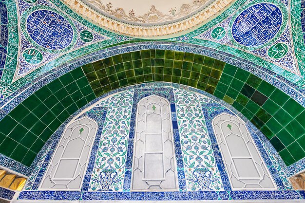 Photo istanbul, turkey - september 06, 2014: beautiful decoration inside topkapi palace on september 06, 2014 in istanbul, turkey.