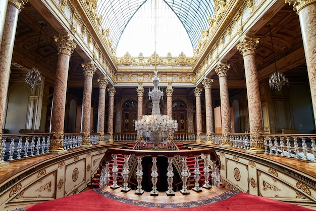 Photo istanbul, turkeyãâ¢ãâãâ october 12, 2019: interior of dolmabahce palace in istanbul, turkey