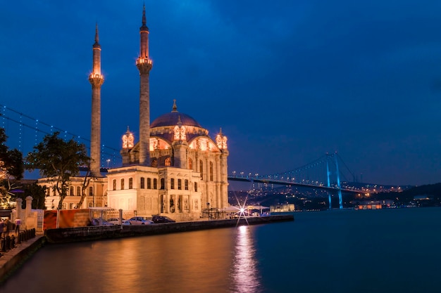 Istanbul Turkije 09 juni 2017 Ortakoy moskee tijdens schemering met Bosporus