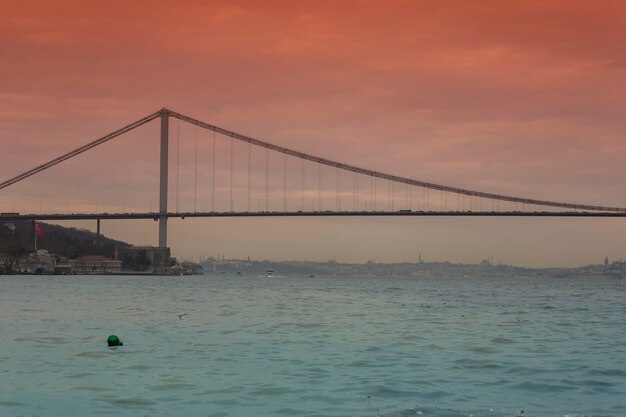 Istanbul Turkije 10 januari 2015 Bosphprus Bridge verbindt Azië en Europa tijdens de zonsondergang