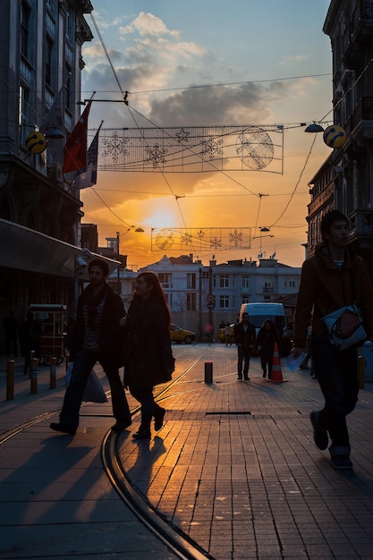 Istanbul, turkije - 18 maart 2013: mensen lopen door de straten van istanbul.